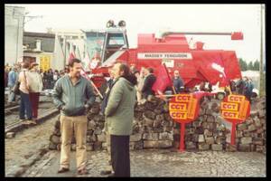 Meeting à la porte de l’usine Massey-Ferguson (Marquette-Lez-Lille, Nord) : photographie, années 1980.