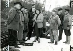 Suzanne Bureau fait signer une pétition aux cheminots du réseau Ceinture: Photographie, 1954.