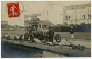 Carte postale d'une automobile Clément Bayard durant une course automobile, vers 1908