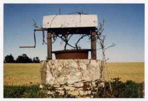 Puits dans un champs : photographie, s.d.