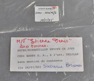 Sachet d’échantillon de sucre envoyé à un client dans le cadre du règlement d’une transaction, 1985.