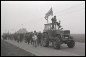 Une route bloquée par des tracteurs et un défilé d’agriculteurs : diapositive, date et lieu inconnu.