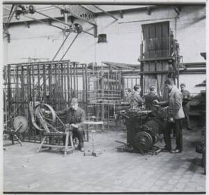 Atelier de tissage de l'Institut technique roubaisien, 1910-1913.