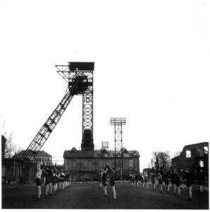 Groupe d'apprentie mineurs pratiquant des exercices de gymnastiques, 1948