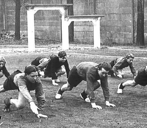 Activité sportive au centre de formation professionnelle pour apprentis mineurs à Oignies, 1946