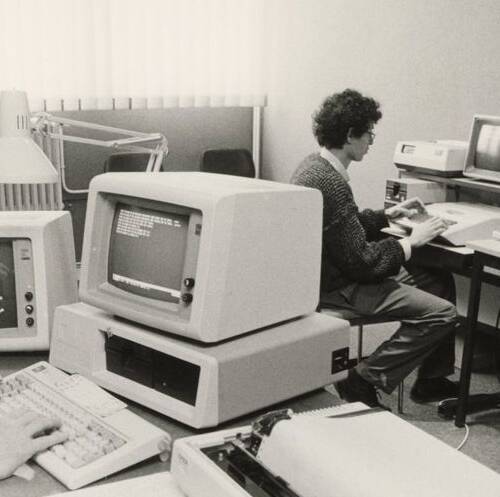 Détail d'une photographie du laboratoire des pressions et terrains du CERCHAR, 1986