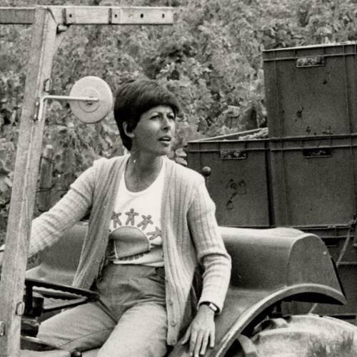 ANMT 2019 17 375, FNSEA, femme conduisant un tracteur dans les vignes, sans date.