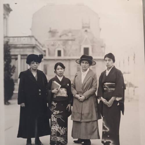 . Ville de Paris, Bibliothèque historique, MS-FS-15-1010 Jeanne Bouvier, à gauche, en compagnie de la délégation japonaise, lors du Congrès international des travailleuses en 1919.