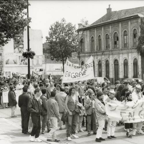 Cortège de grévistes de La Redoute : photographie, mars 1995. ANMT 2019 5 7 - Maria Pi, employée à La Redoute et syndicaliste à la Confédération française démocratique du travail-Vente par correspondance (CFDT-VPC), et à Solidaires, Unitaires, Démocratiques-Vente par correspondance (SUD-VPC).