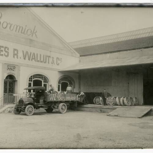 Photographie de l’atelier Wallut et cie qui importe et commercialise des machines agricoles et possède l’exclusivité de la distribution de la marque McCormick, s.d.