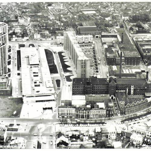 Vue aérienne du centre-ville de Roubaix où le bâti ancien côtoie le moderne : photographie, 1973. ANMT 1988 7 394, Motte-Bossut