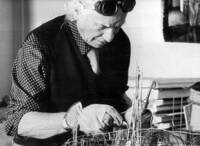 Jacques Couëlle réalisant une maquette : photographie, sans lieu ni date.