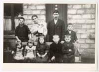 Famille de mineur devant sa maison: Photographie, S.D..