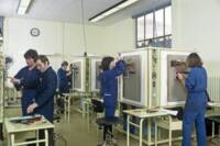 Centre d'apprentissage de l'école SNCF de la Folie faisant partie du site de l'usine de Matériel Ferroviaire (Ateliers SNCF) dite de la Folie. Jeunes apprentis dans une salle de cours: Photographie, 1983.