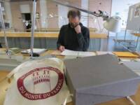 Le compositeur Jean-Luc Guionnet en salle de lecture des Archives nationales du monde du travail, 2021.
