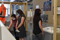 Photographie d'une visite guidée de l'exposition "Les gens du rail", 2021.