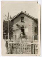 Garde-barrière devant sa maisonnette: Photographie, années 1950.