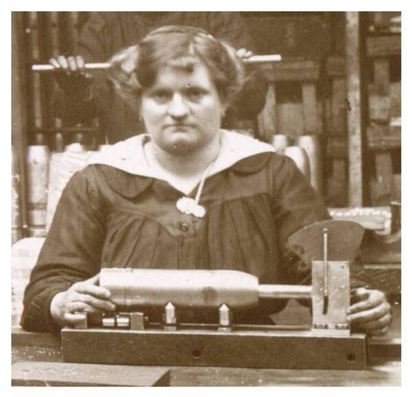Ouvrière d’une usine d’armement de Suresnes : photographie, 1915.