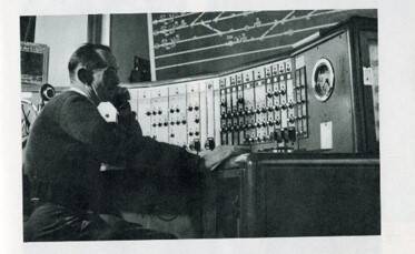 Cheminot au travail: Photographie in Les Chemins de fer en France, Paris, SNCF, 1955.