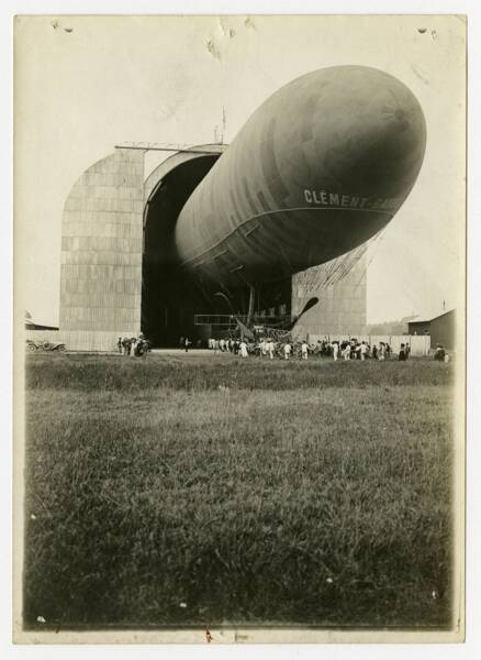 Sortie du dirigeable Adjudant-Vincenot de son hangar, 1910.