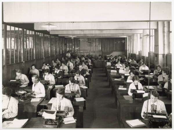 Salle des dactylographes de l’usine Renault : photographie, 1931. ANMT 2002 26 184, pièces isolées iconographique.