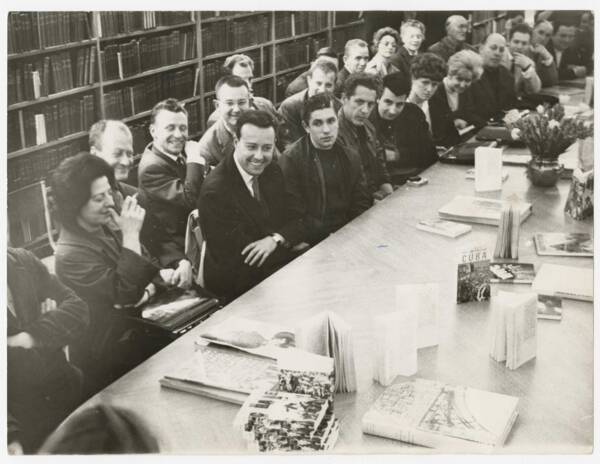 Photographie d’une rencontre avec l’autrice Ania Framos organisée dans les locaux de la bibliothèque, 1963.