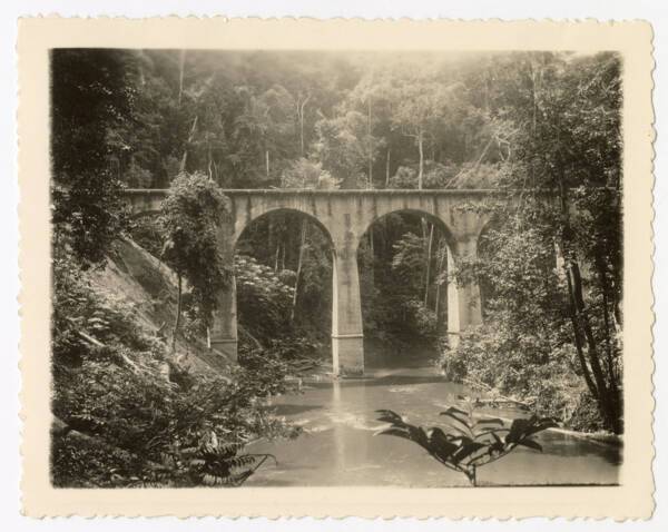 Viaduc sur la ligne Congo-Océan, tirage photographique noir et blanc, [1925].