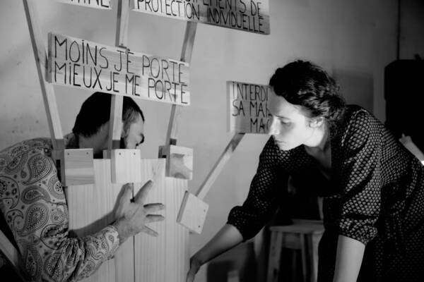 Visuel de la Compagnie Sub Tegmine Fagi durant la représentation du spectacle "Feuillets d’usine"