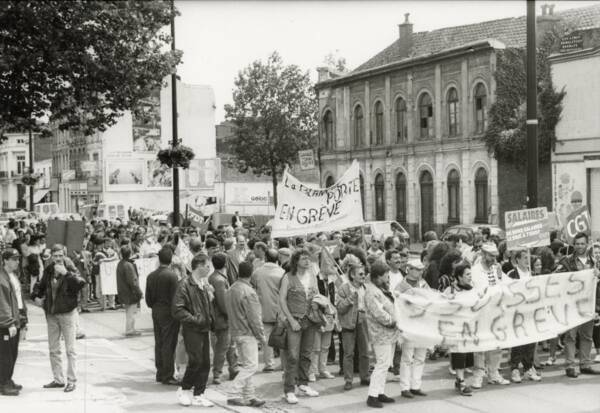 Cortège de grévistes de La Redoute : photographie, mars 1995.