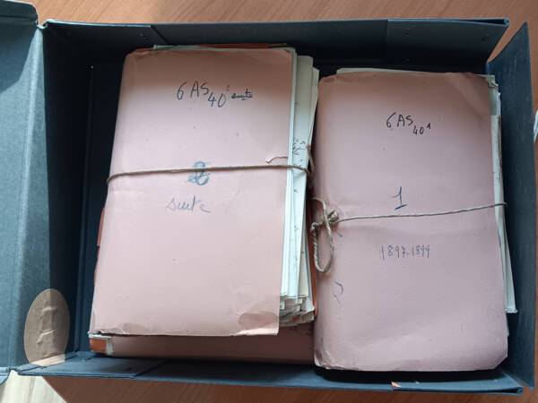 Boite 6 AS 40. Les lettres sont conditionn&eacute;es en liasse et class&eacute;es par ann&eacute;e ou par destinataire.