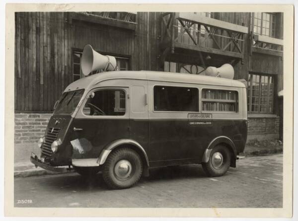 Photographie du bibliobus de Loisirs et culture, sans date.