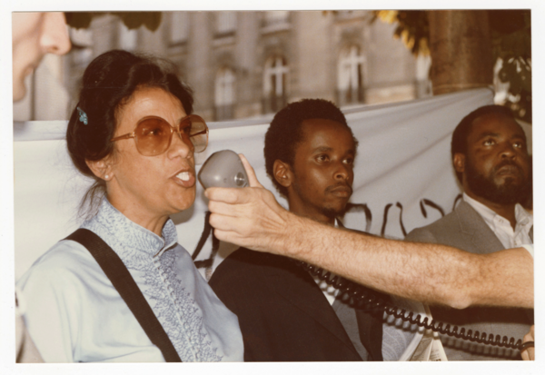Dulcie September prenant la parole lors d’un rassemblement devant l’ambassade d’Afrique du Sud à Paris, en août 1985.