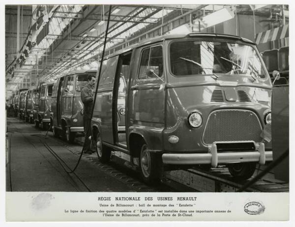 Usine de Billancourt : hall de montage des &laquo; Estafette &raquo; [vers 1960].