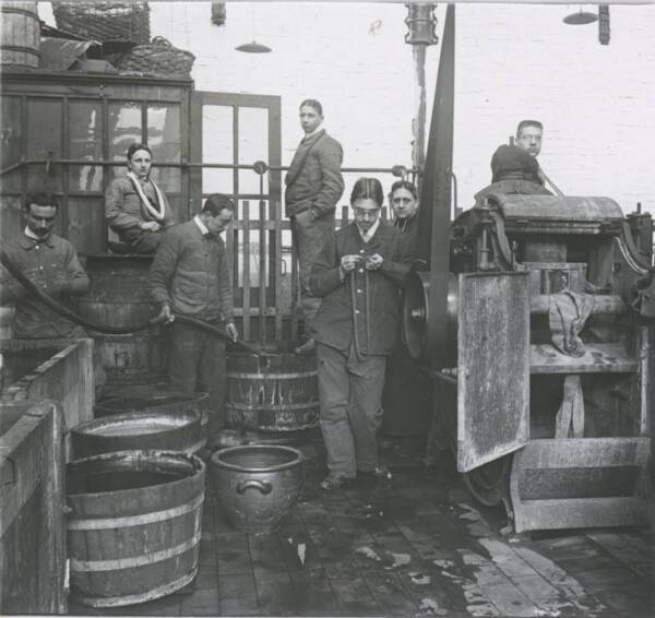 Atelier de teinture, 1911. ANMT 1991 9 200, Morcolor et collection iconographique (Institut technique roubaisien)