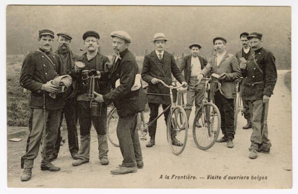 Douaniers français et ouvriers belges à la frontière, carte postale, premier quart du XXe siècle.