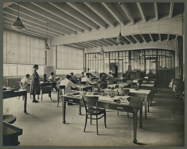 Installation de produits en situation ; photographie, 1920-1930. ANMT 2002 6 57, Ronéo (fabricant de duplicateurs, de matériels et mobilier bureau).