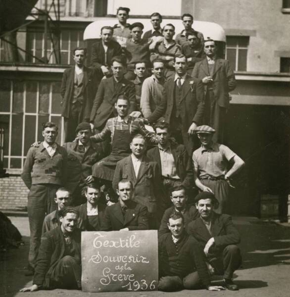 Groupe de gr&eacute;vistes de l&rsquo;industrie textile. Mai 1936, lieu inconnu, photographe anonyme.