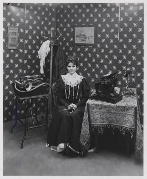 Publicité pour le Salon des industries et du commerce de bureau (SICOB) : photographie, s.d. ANMT 2002 6 32, Ronéo (fabricant de duplicateurs, de matériels et mobilier bureau).