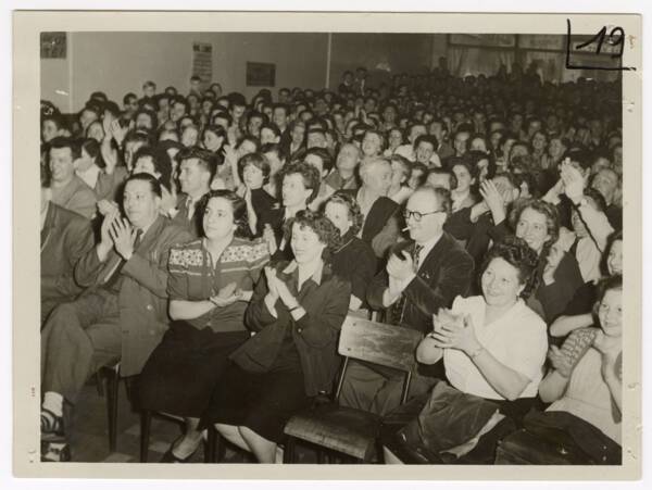 Photographies des salariés de Renault applaudissant le chanteur Yves Montant, années 1950.