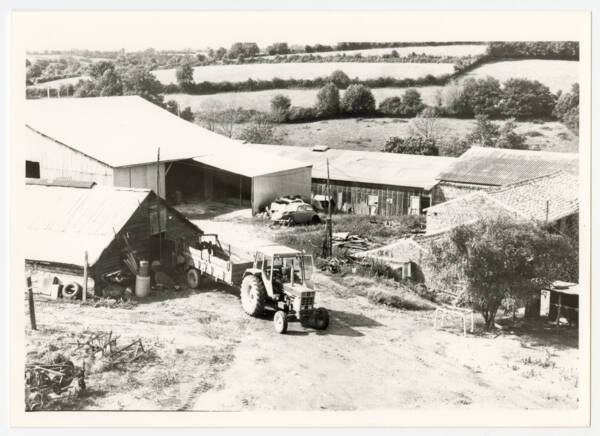 Vue d'un corps de ferme : photographie, s.d.
