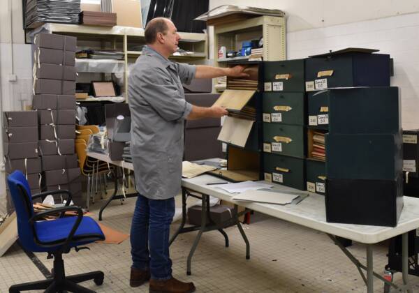 Un archiviste en plein classement.