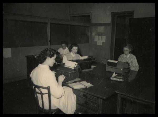 Dactylographes à leurs bureaux : photographie, 1955-1967. ANMT 1989 9 485, Leblan (filature).