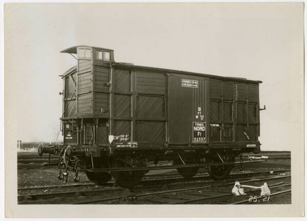 Photographie d'un wagon à cheveaux.