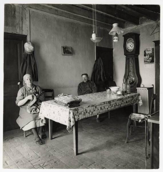 Intérieur de maison d’une famille paysanne, sans date.