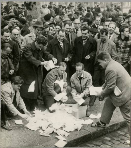 Les cheminots brulent leurs fiches de sanctions à Lyon : Photographie, 1962.