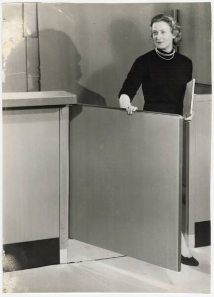 Exposition du matériel Ronéo au Salon des industries et du commerce de bureau (SICOB) : photographie, 1957. ANMT 2002 6 9, Ronéo (fabricant de duplicateurs, de matériels et mobilier bureau).