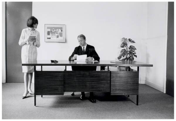 Exposition du matériel Ronéo au Salon des industries et du commerce de bureau (SICOB) : photographie, 1950 – 1979. ANMT 2002 6 39, Ronéo (fabricant de duplicateurs, de matériels et mobilier bureau).