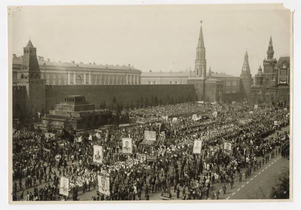 Photographie d&rsquo;une d&eacute;l&eacute;gation de femmes fran&ccedil;aises assistant &agrave; une manifestation du 1er mai sur la place Rouge &agrave; Moscou, [ann&eacute;es 1950]. Cette photo fait partie d&rsquo;une s&eacute;rie de photos sur les mondes communistes, probablement r&eacute;unies par l&rsquo;association Loisirs et culture &agrave; des fins documentaires. On ignore si des salari&eacute;es de Renault faisaient partie du ce d&eacute;fil&eacute;.
