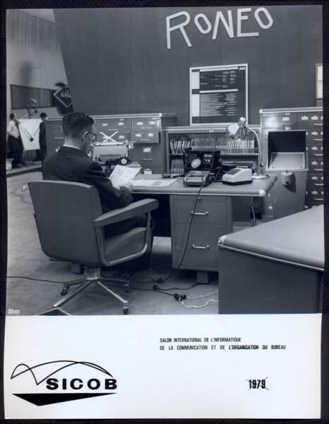 Cliché publicitaire : photographie, sans date. ANMT 2002 6 21, Ronéo (fabricant de duplicateurs, de matériels et mobilier bureau).