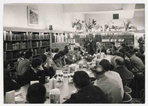 Photographie d’une rencontre organisée dans les locaux de la bibliothèque, 1963.